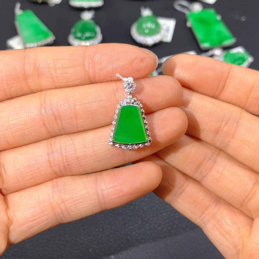 翡翠18K金镶嵌颈饰姜**姜翡翠