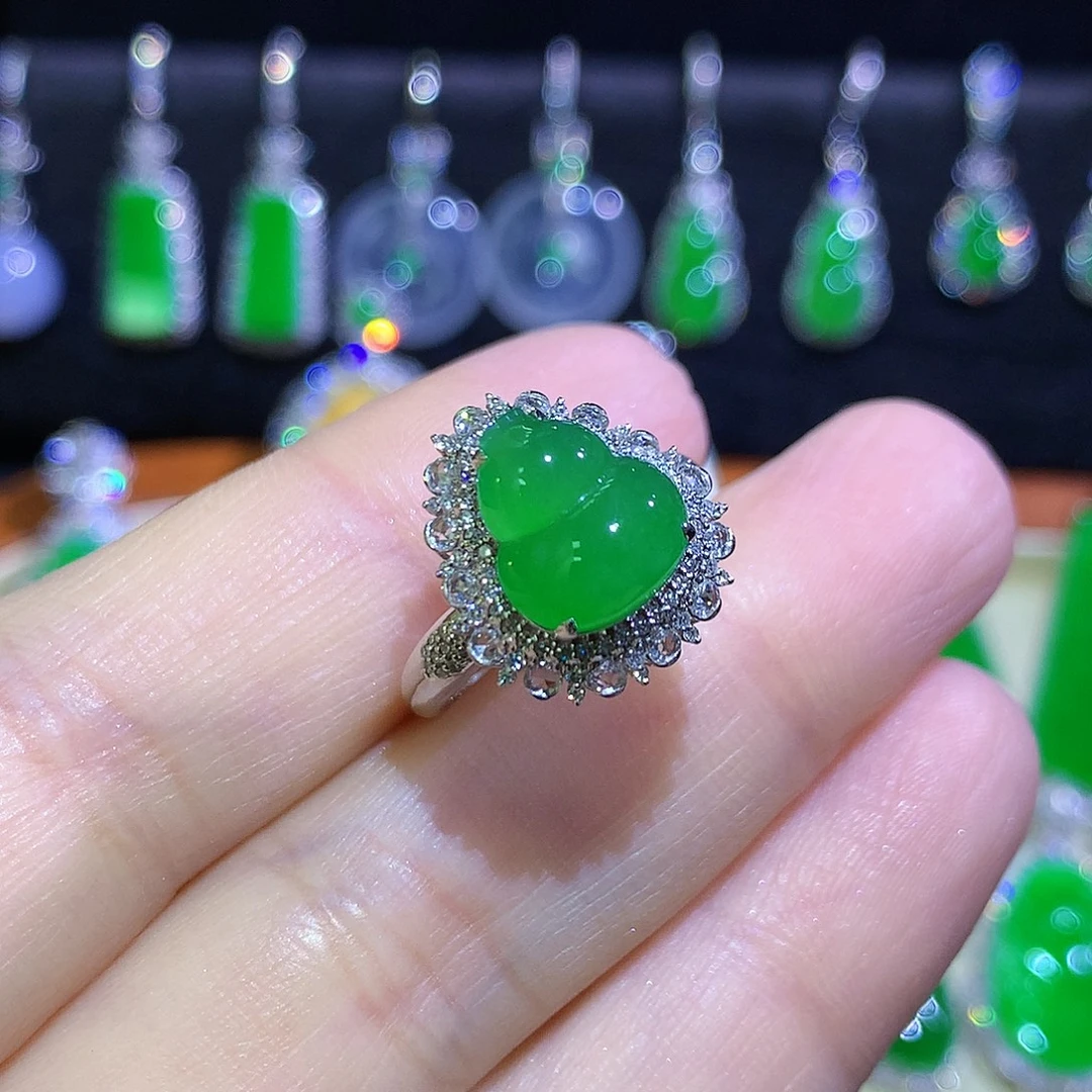 翡翠18K金镶嵌戒指满绿葫芦
