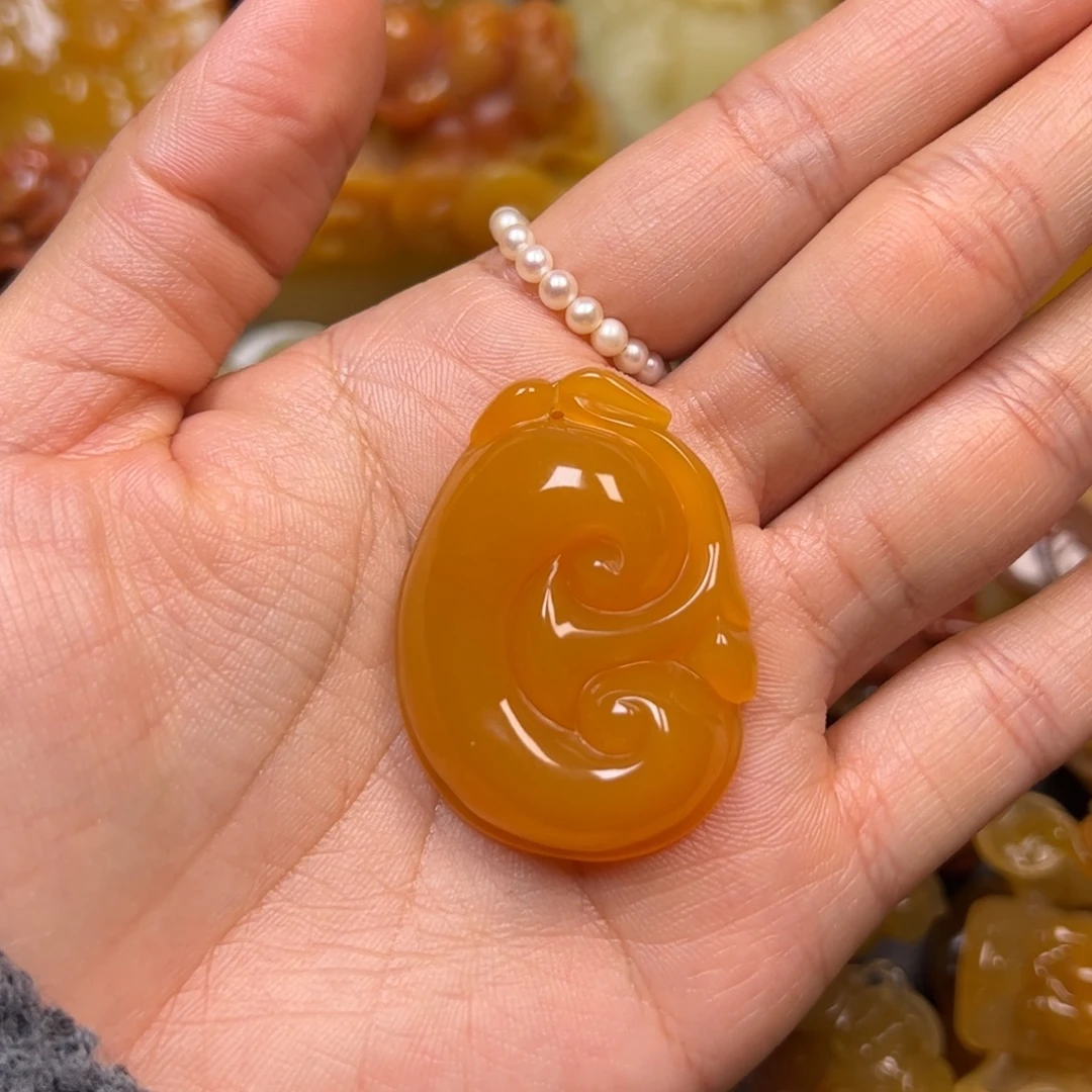 石英质玉（黄龙玉）未镶嵌颈饰