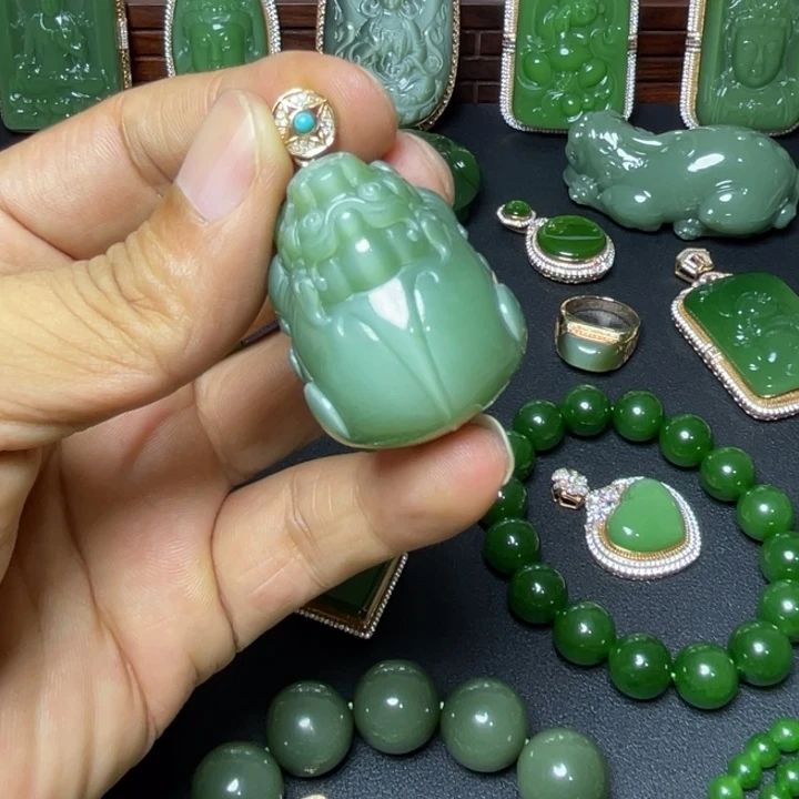 刻***缓吊坠(不含链)18K金镶嵌和田玉（碧玉）