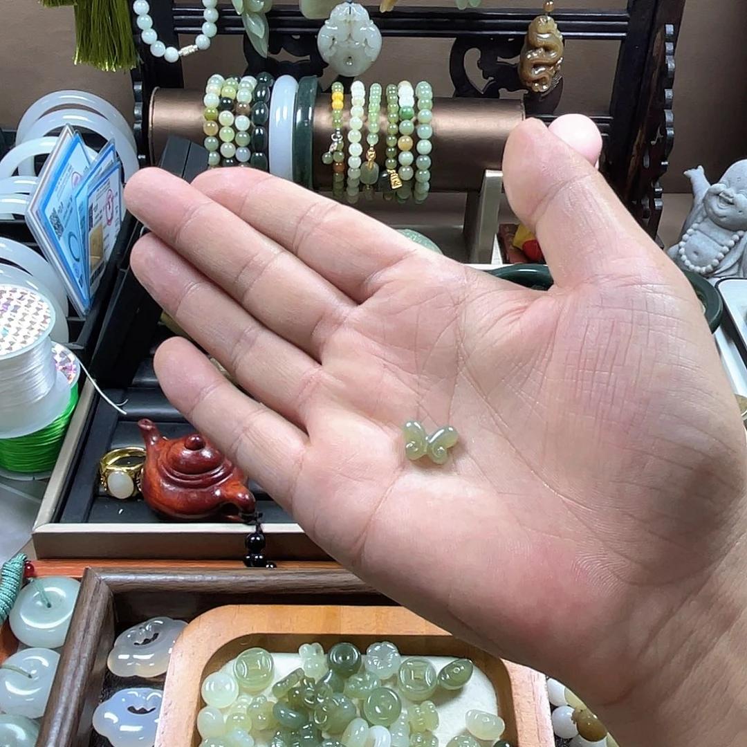 小***聪和田玉未镶嵌颈饰