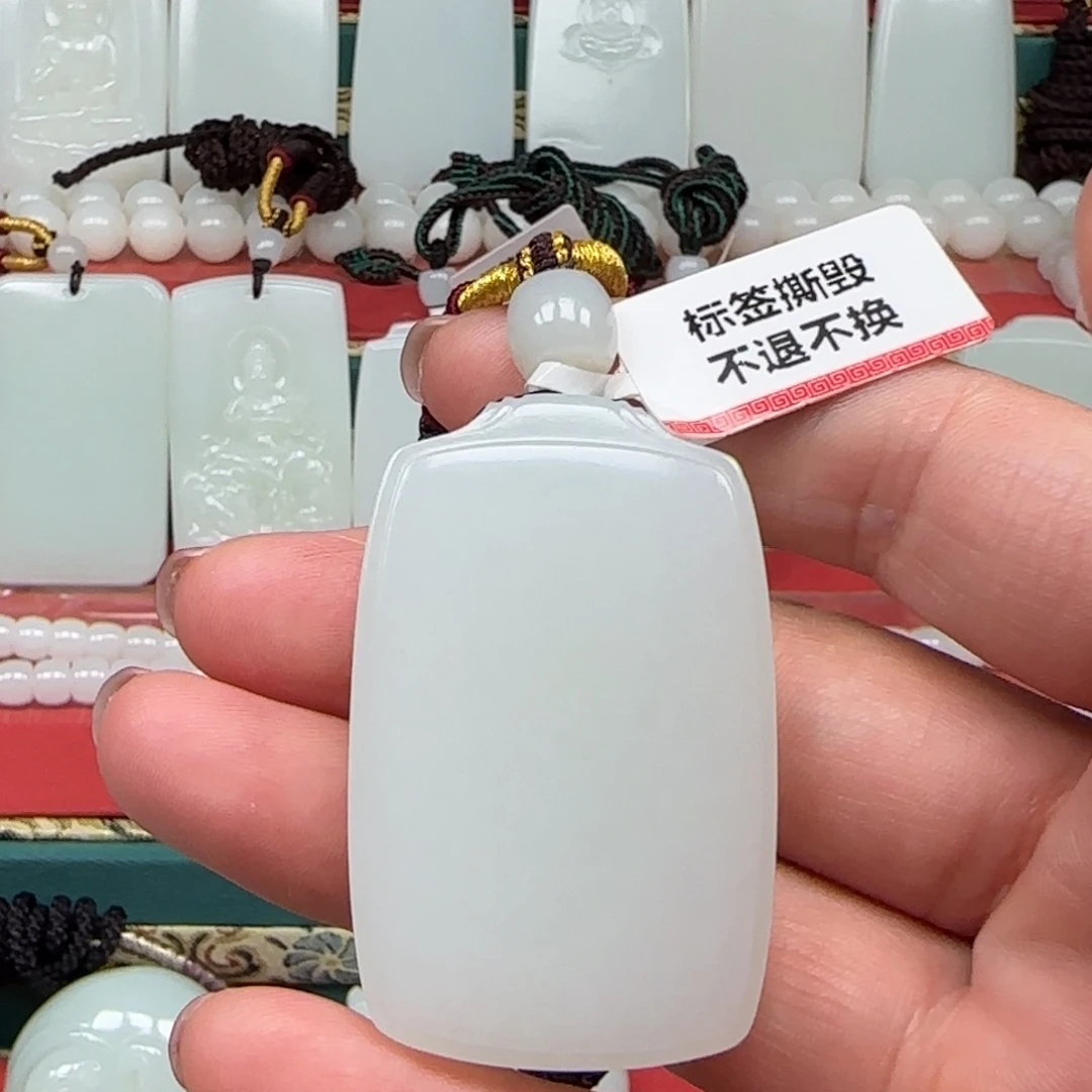 未镶嵌和田玉挂件于****）