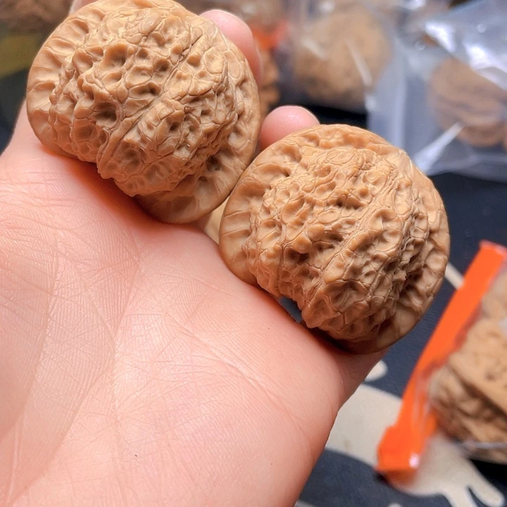 文玩核桃吊坠血麒麟一对41尺