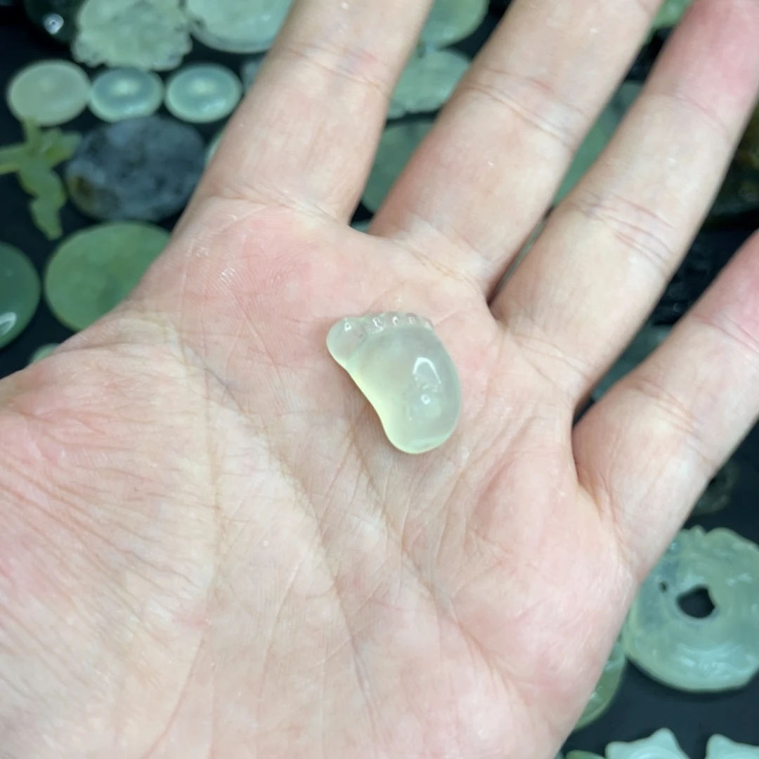 岫玉未镶嵌颈饰脚丫