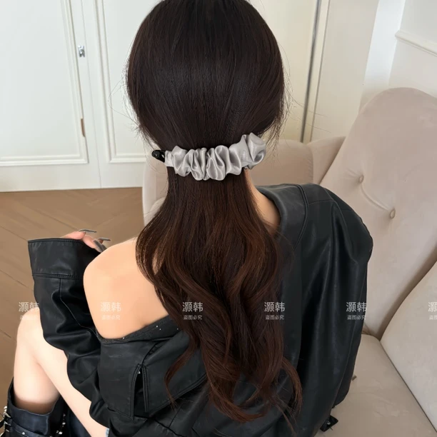《简约派》银色褶皱缎面香蕉夹女饱满后脑勺半扎发法式复古发夹