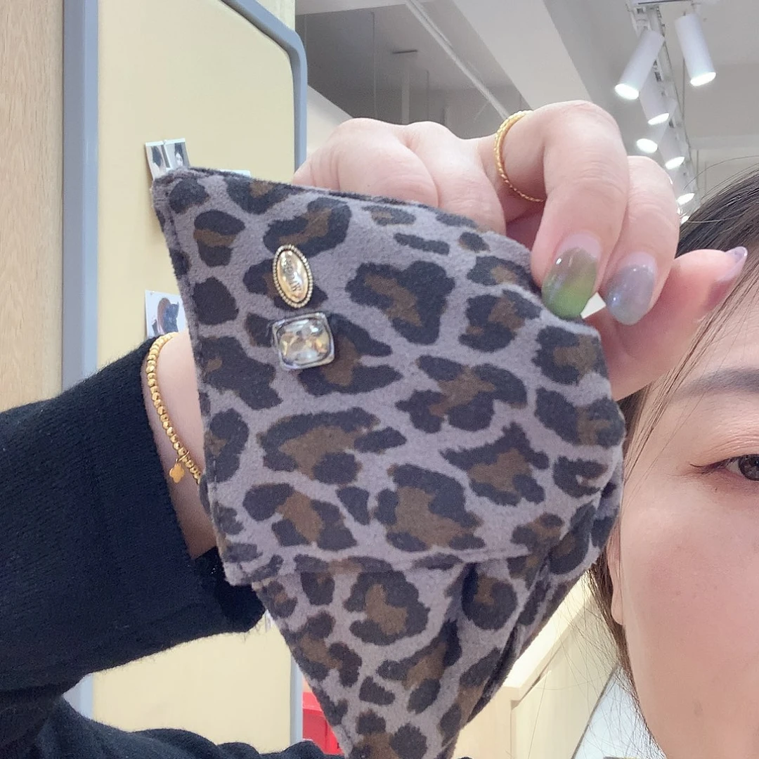 布艺非金属豹纹三角抓