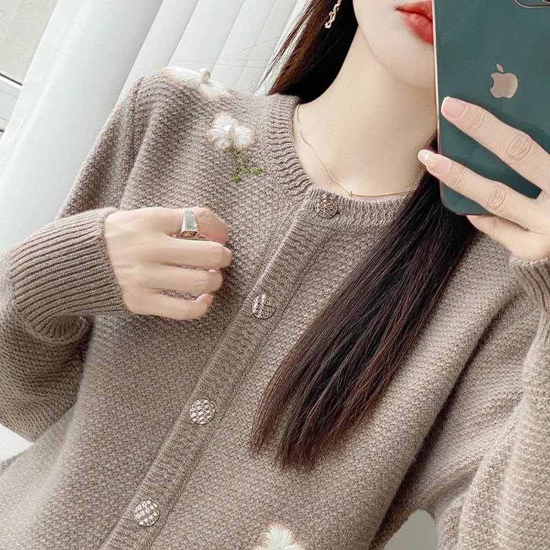 羊范2025秋冬新款纯手工绣花针织开衫女圆领100%羊毛五针加厚长袖