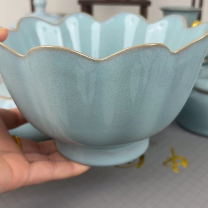 微瑕汝窑天青釉大号莲花碗