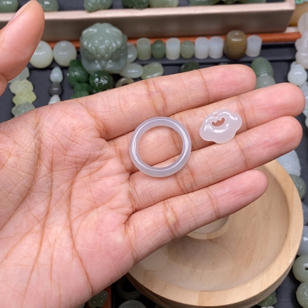 球***早和田玉未镶嵌颈饰