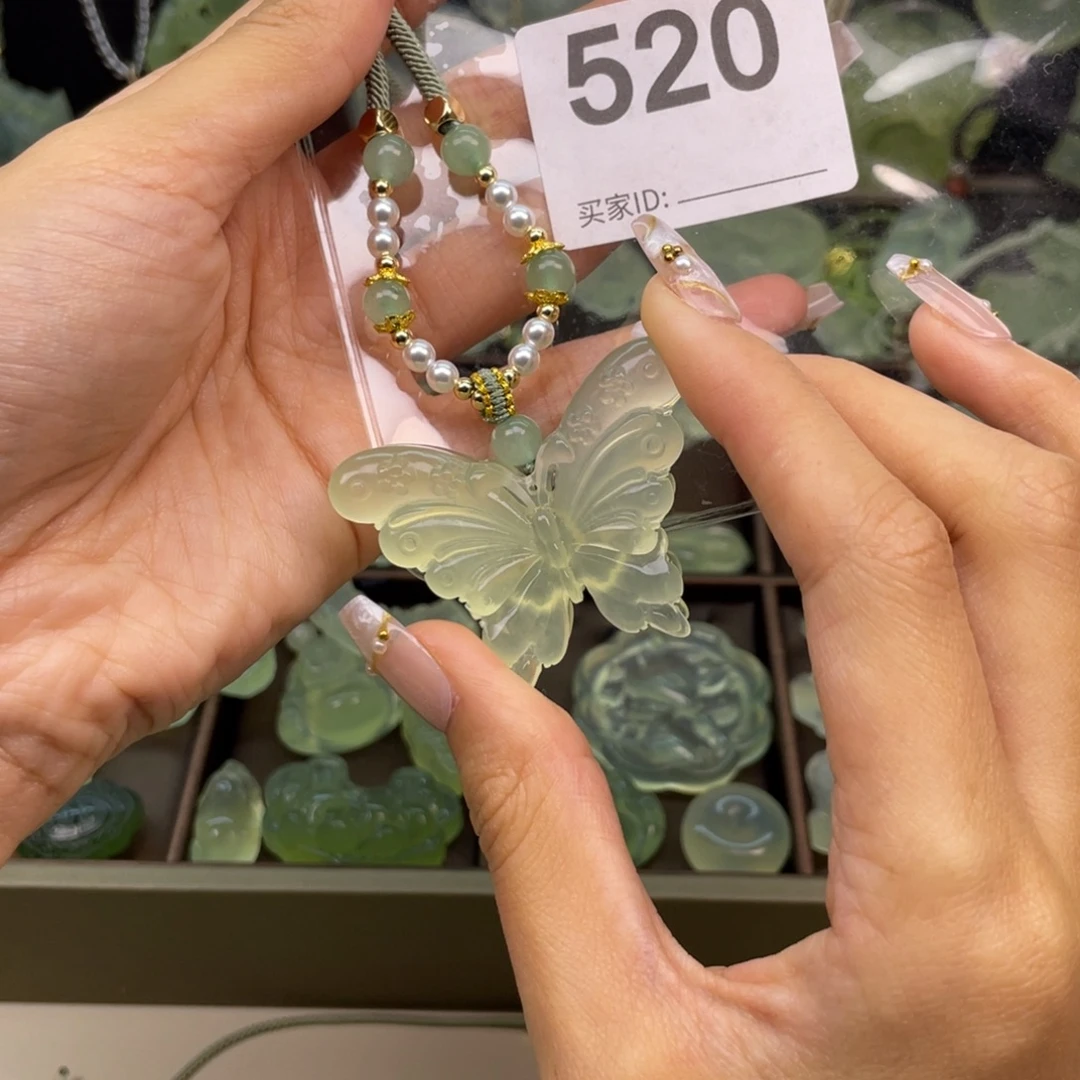****比蛇纹石玉未镶嵌颈饰