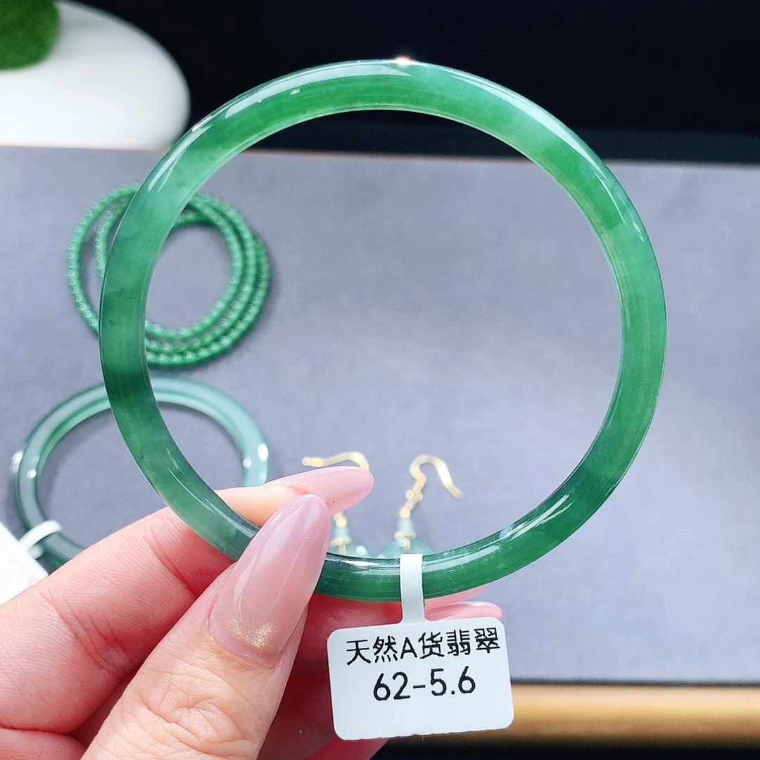 未镶嵌手镯（圆镯）翡翠