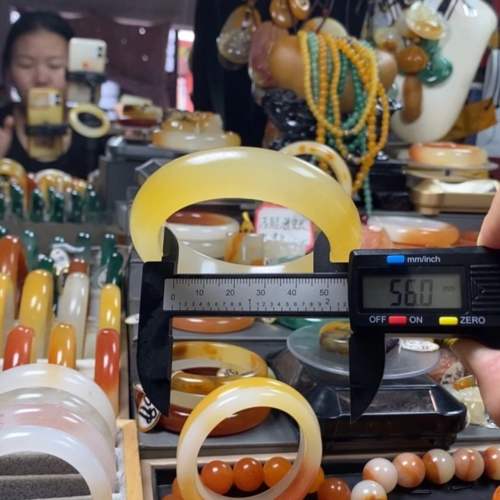 奶***冰合金石英质玉（黄龙玉）手镯