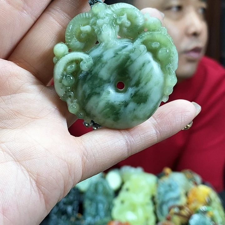 蛇纹石玉吊坠未镶嵌