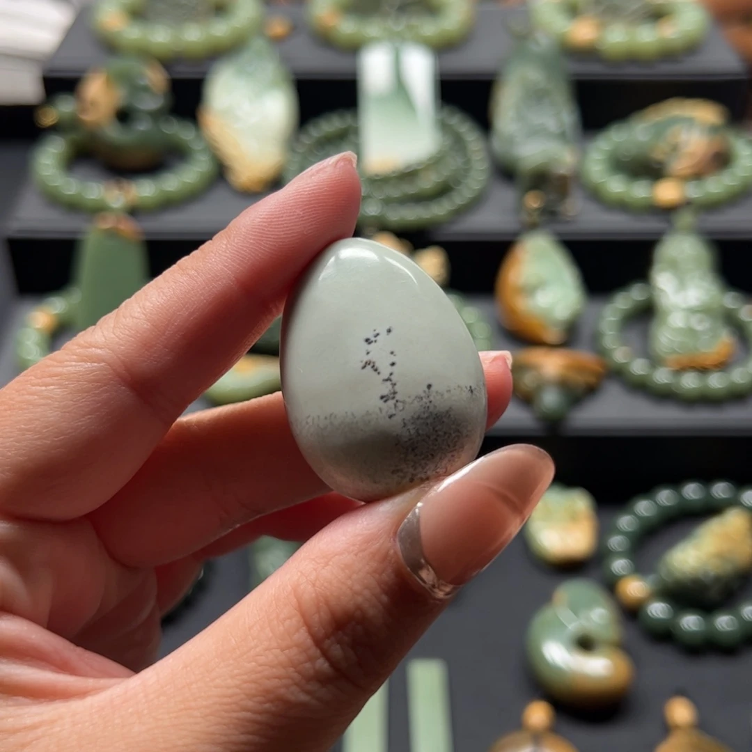 a***e颈饰未镶嵌岫岩老玉（透闪石质玉）