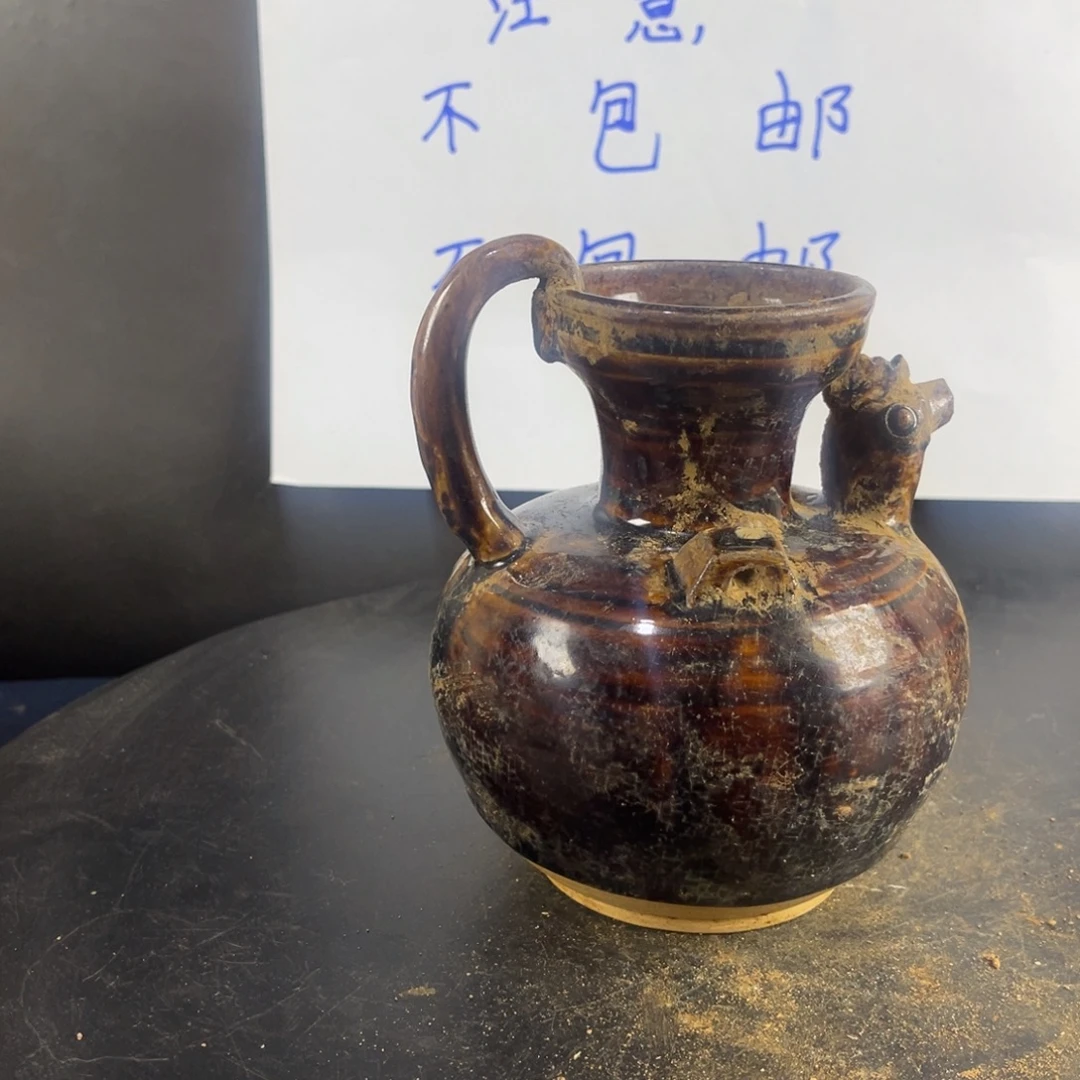 罐漂亮的小瓷器和