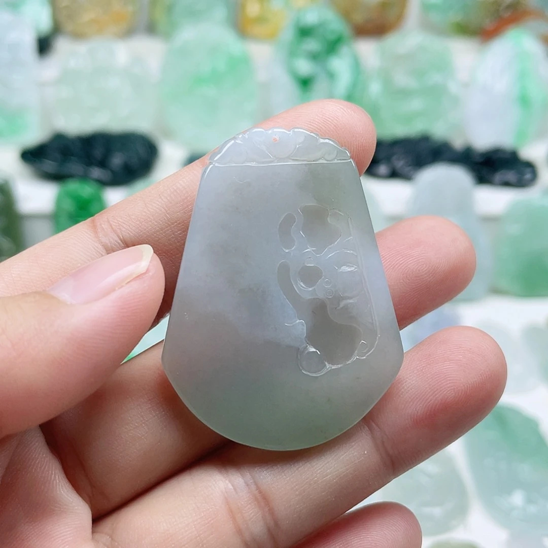 翡翠颈饰未镶嵌仿古牌