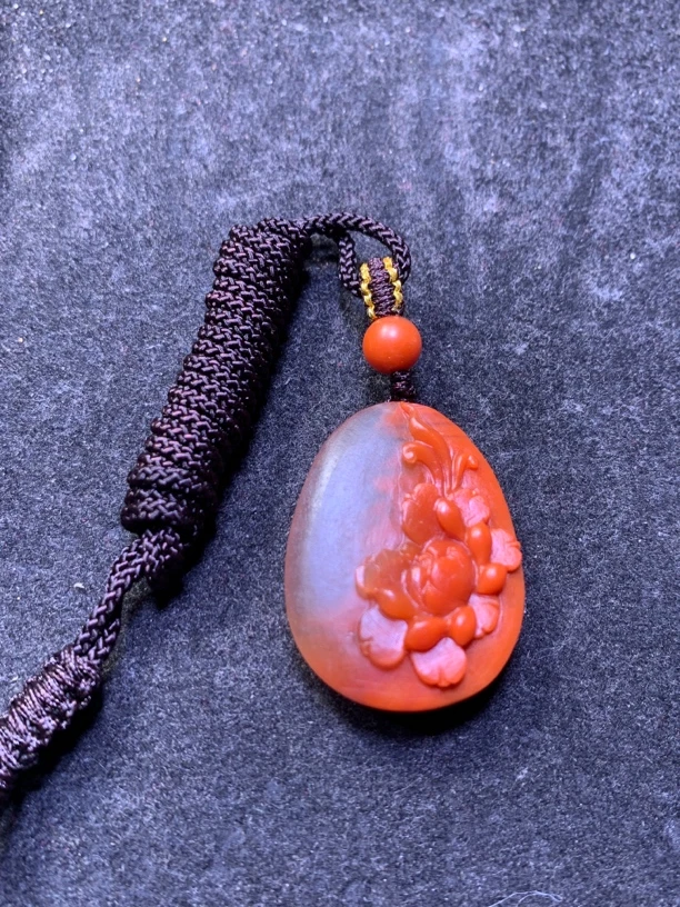 南红吊坠成色漂亮