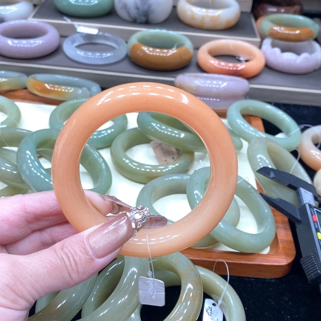 岁****石英质玉未镶嵌手镯