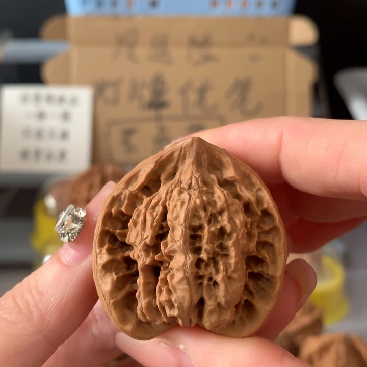 肆****吊坠文玩核桃异形单只，有瑕疵