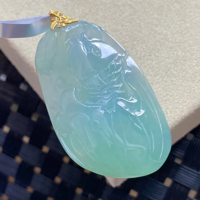 天然翡翠Ａ货18K金镶嵌冰绿厚装大件冰蓝荷叶鱼吊坠 41*23.5*8.5