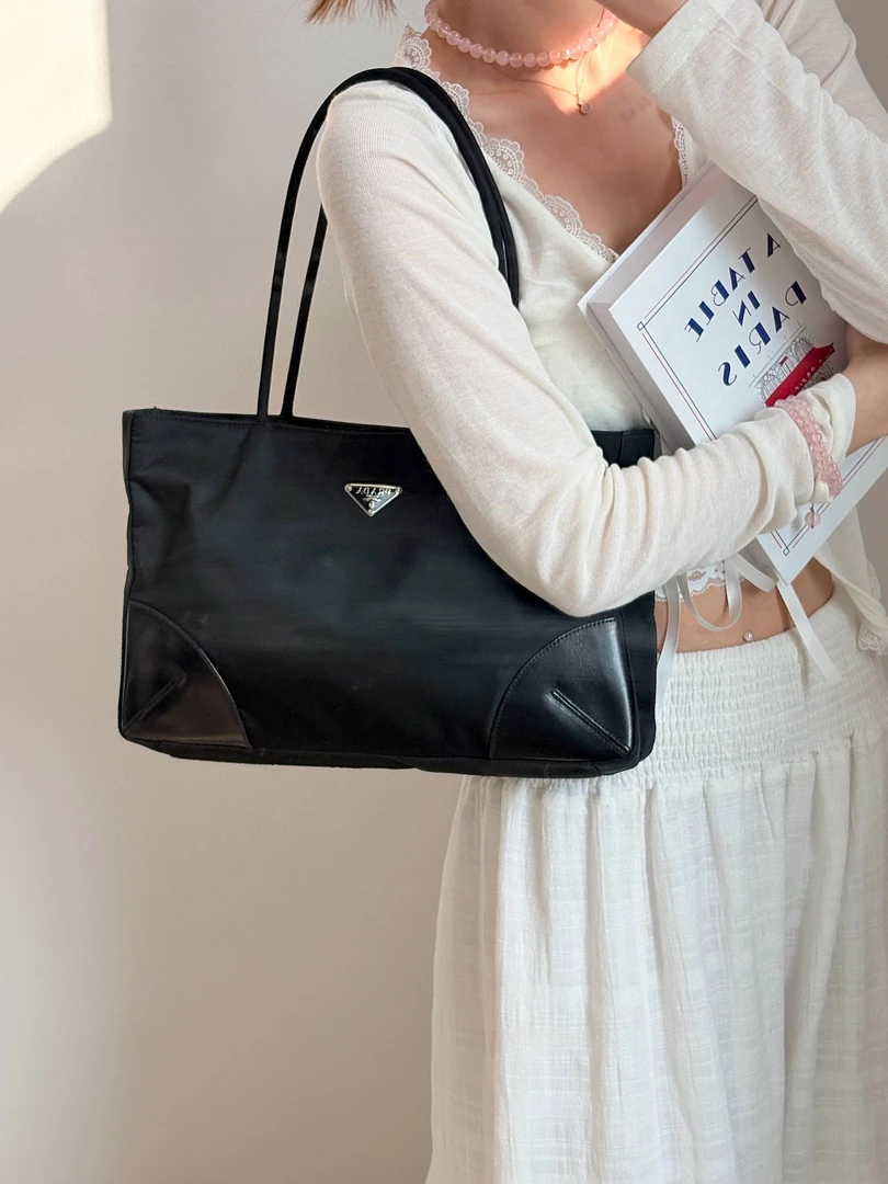 95新 Prada/普拉达 prada 黑色降落伞托特单肩包（K）