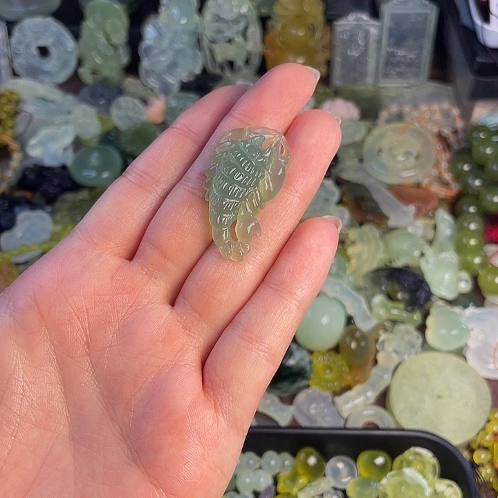 蛇纹石玉合金颈饰蝎子