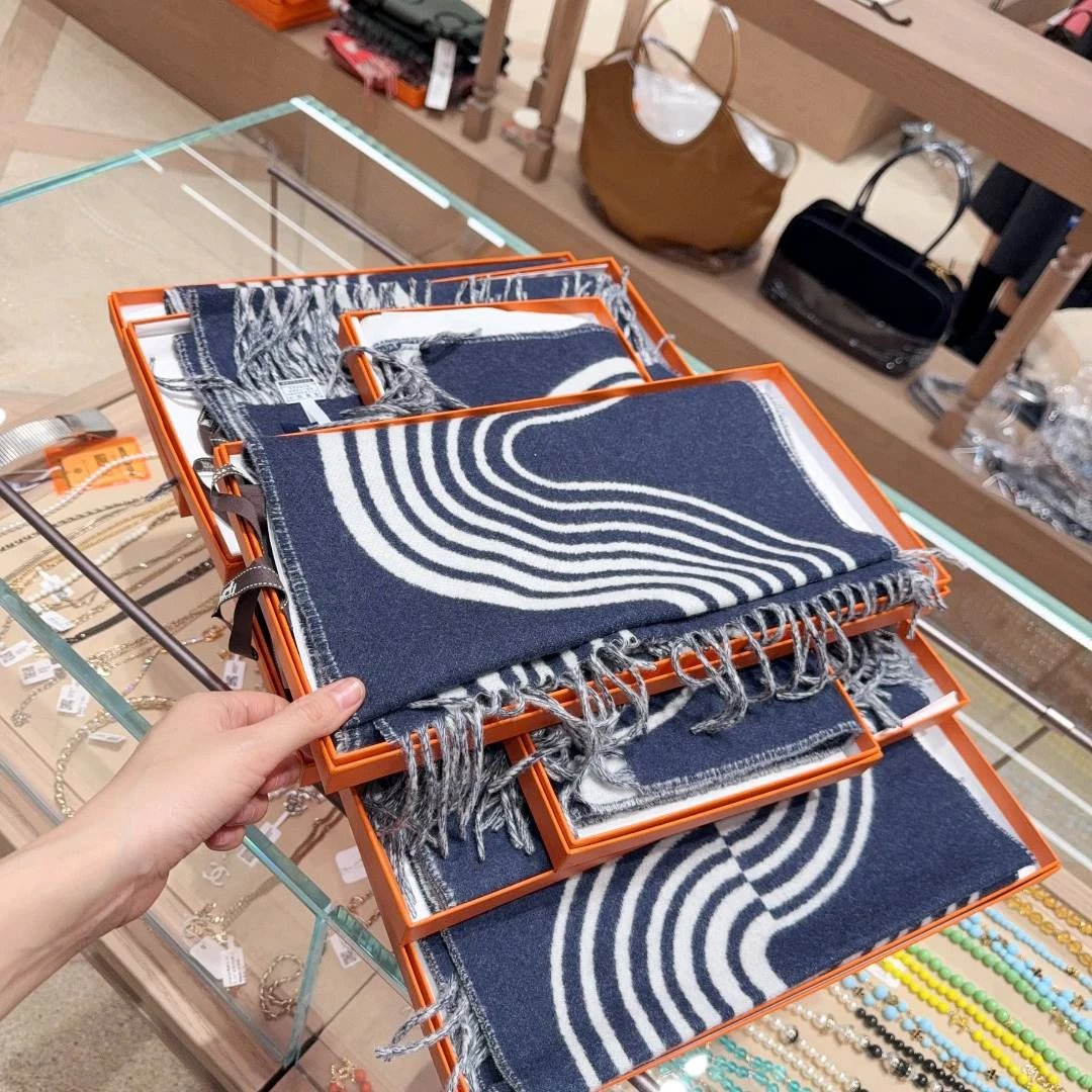 未使用 Hermes/爱马仕 蓝色Casaque Vague羊绒围巾