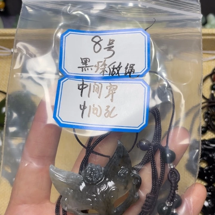 蛇纹石玉颈饰合金谶