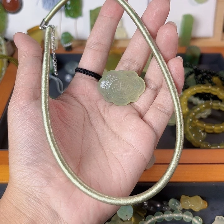 果***嘟蛇纹石玉未镶嵌颈饰