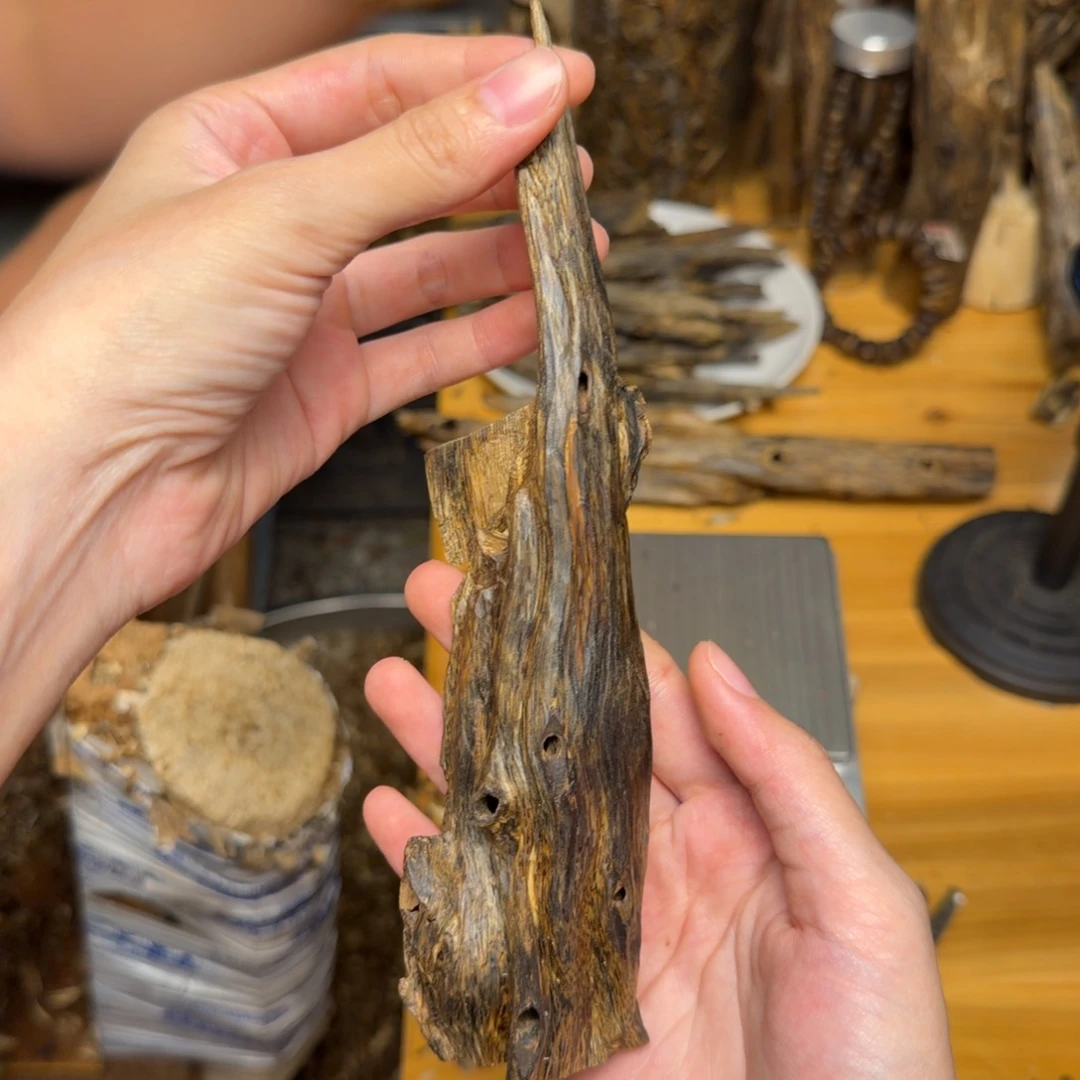 沉香沉香碎屑蓝宝石块料40克