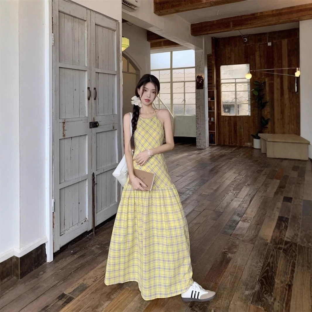 夏季2025新款吊带裙小众设计感挂脖连衣裙女黄色格子收腰露背裙子