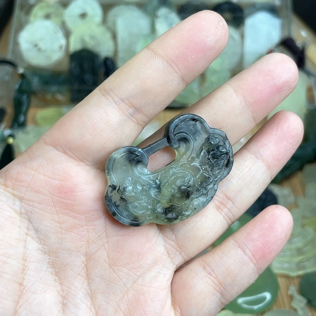 未镶嵌岫玉颈饰荷花锁