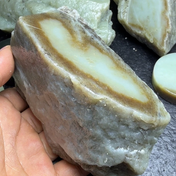 和田玉（糖玉）未镶嵌珠宝奇石