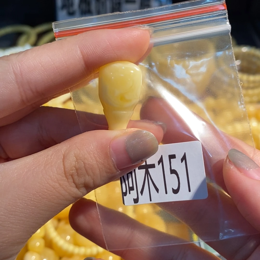 未镶嵌琥珀珠宝奇石151