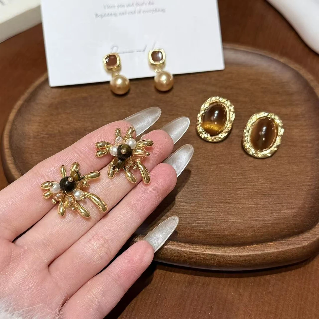 铜合金仿珍珠耳饰 美拉德色系秋冬气质耳饰港风珍珠通勤百搭耳环