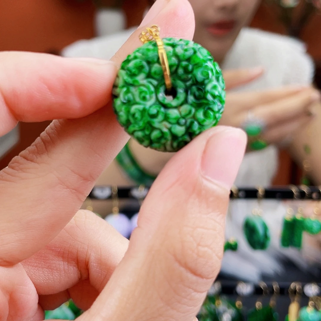 18K金镶嵌翡翠耳饰