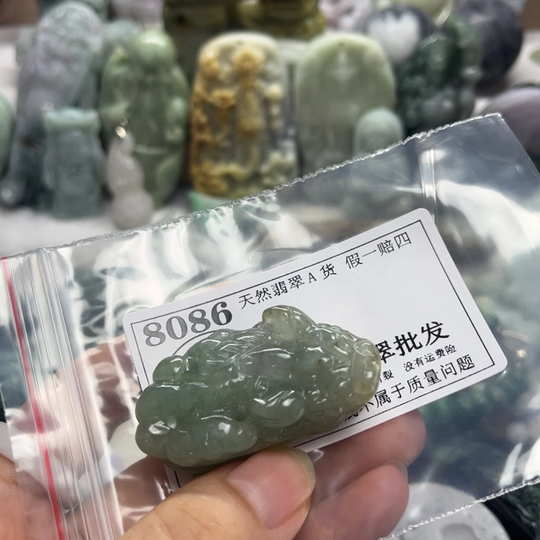 W***I翡翠未镶嵌颈饰8086