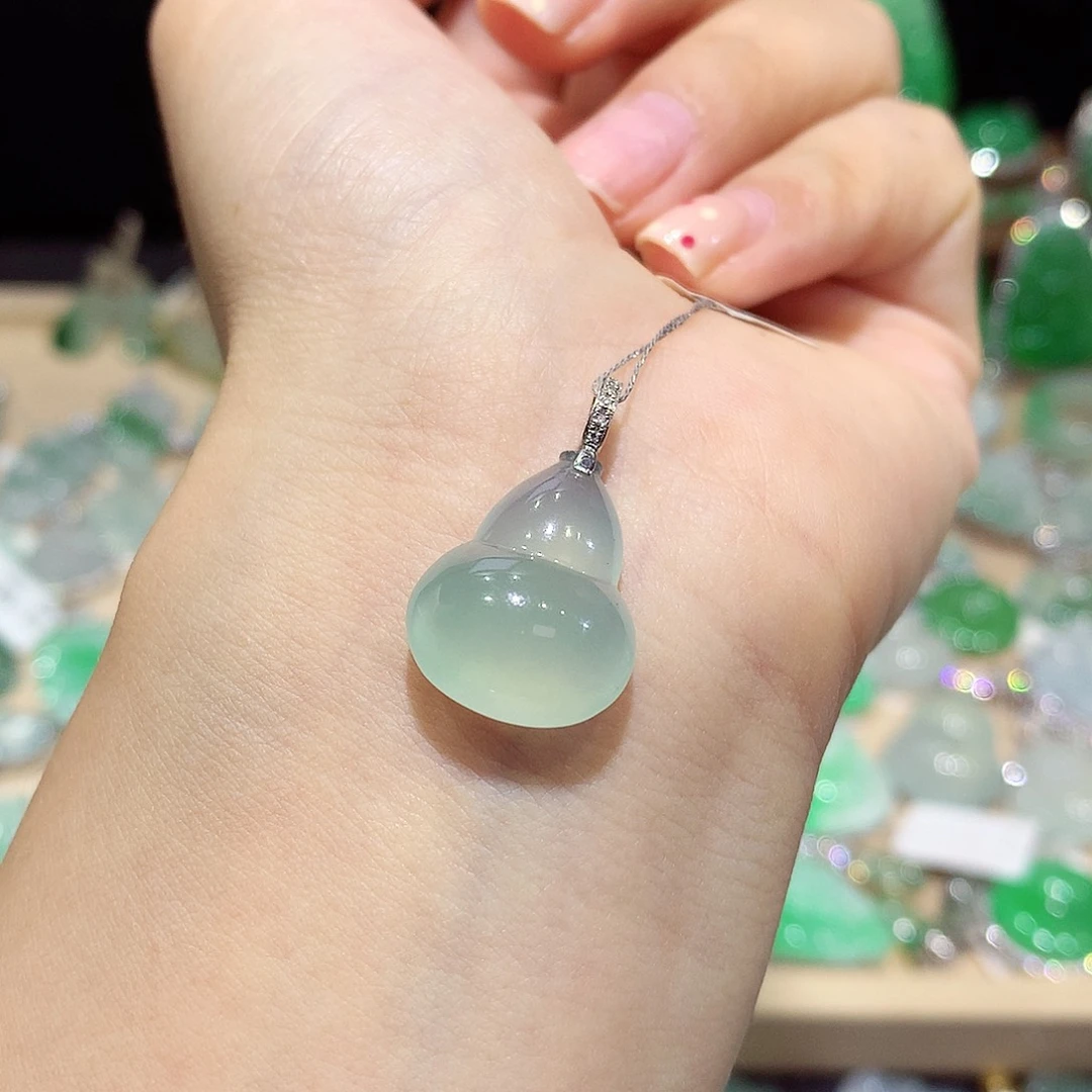 翡翠18K金镶嵌颈饰葫芦