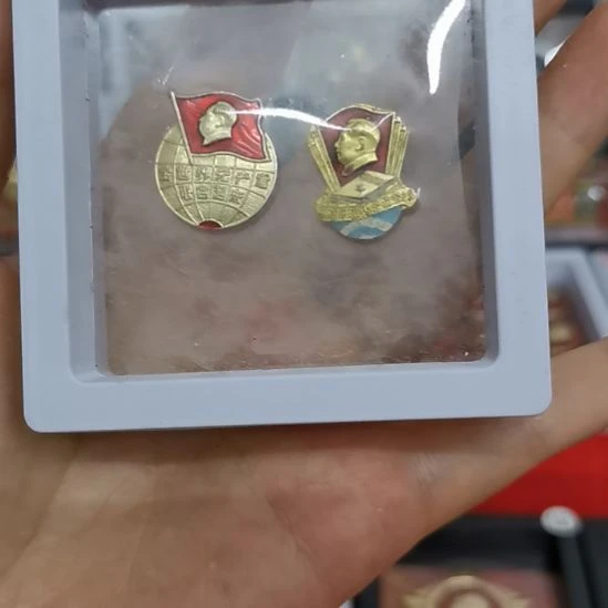 其他普通金属用****8红色收藏纪念章2个