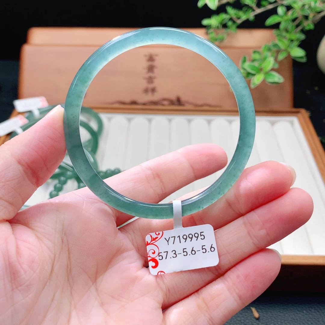 未镶嵌手镯（圆镯）翡翠