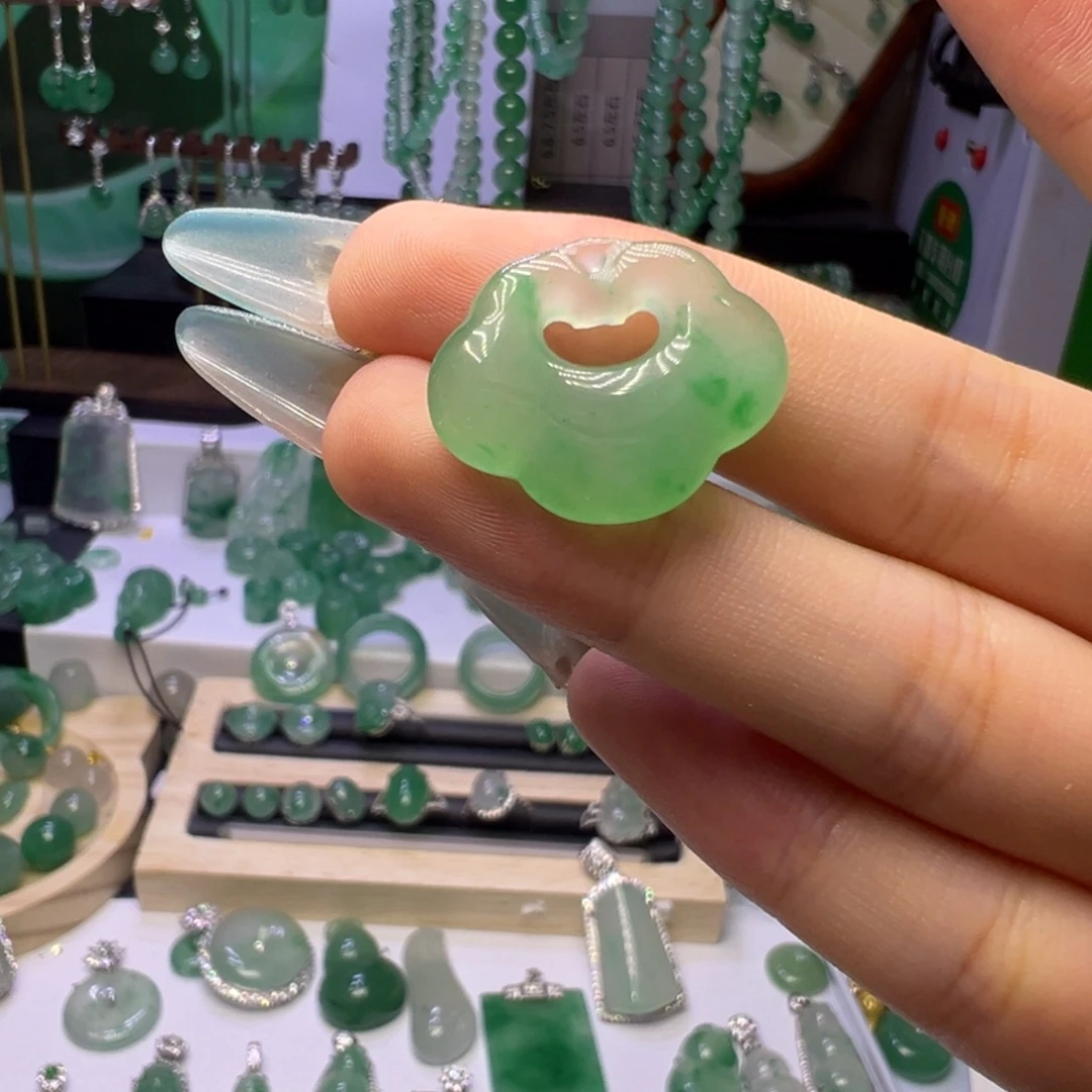 颈饰未镶嵌石英质玉（非洲翠）