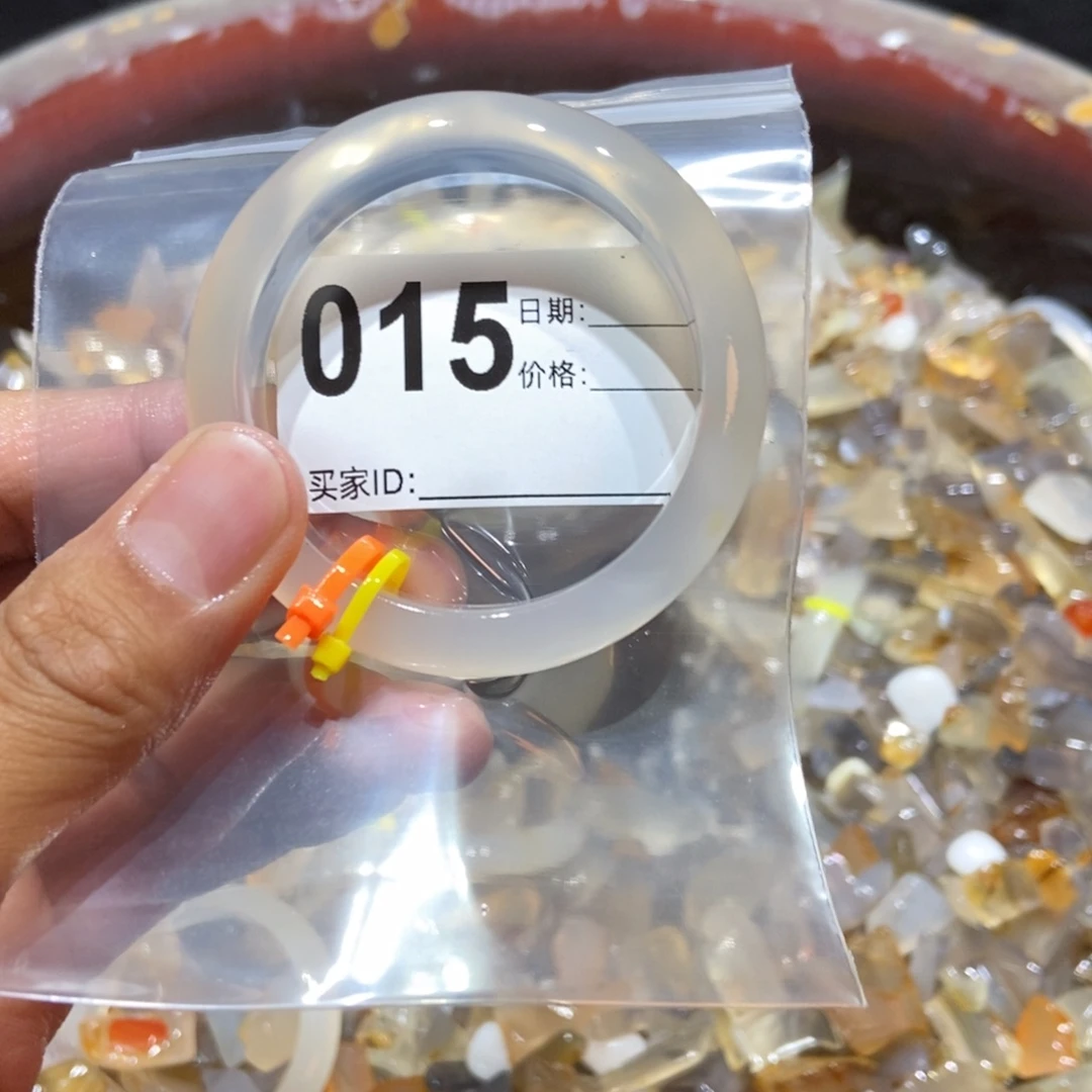 钰****玛瑙/玉髓未镶嵌手镯