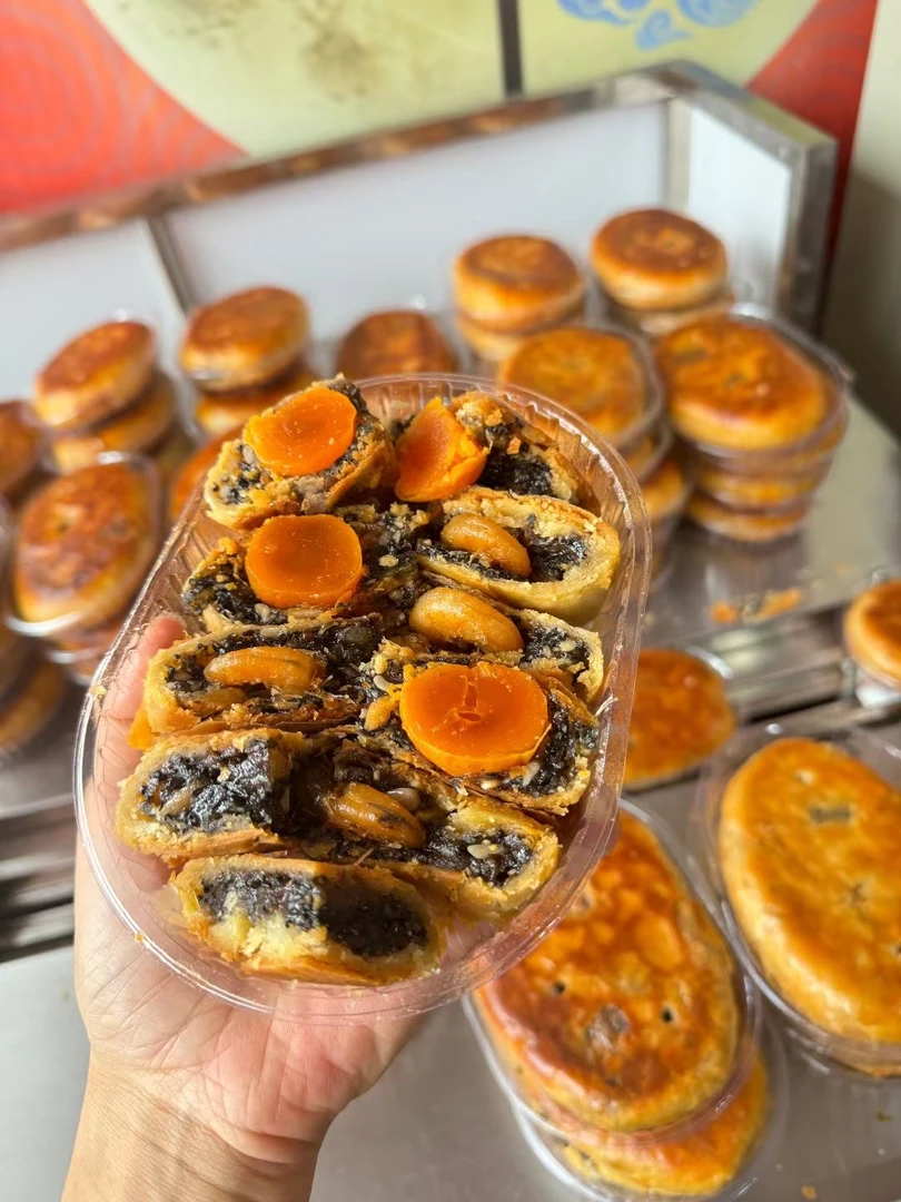 陆丰特产博美虾饼蛋黄鲜虾五仁咸饼中秋送礼月饼