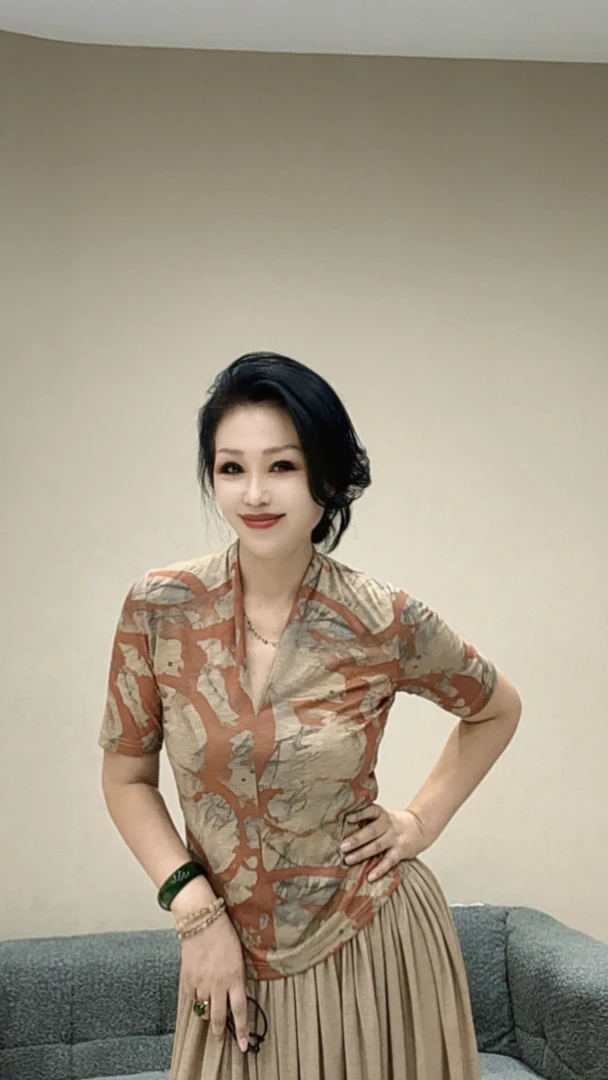 GUMODENG/古摩登UU原创！女士V领中袖花形打底衫