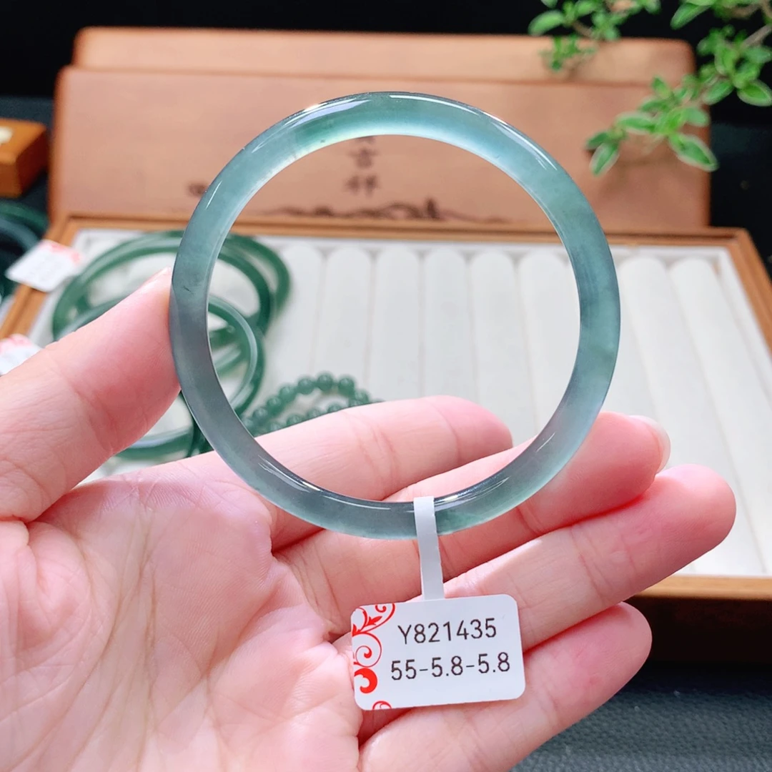 翡翠未镶嵌手镯（圆镯）