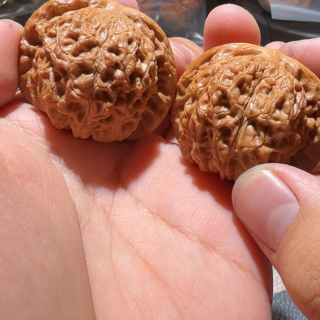 文玩核桃吊坠血麒麟