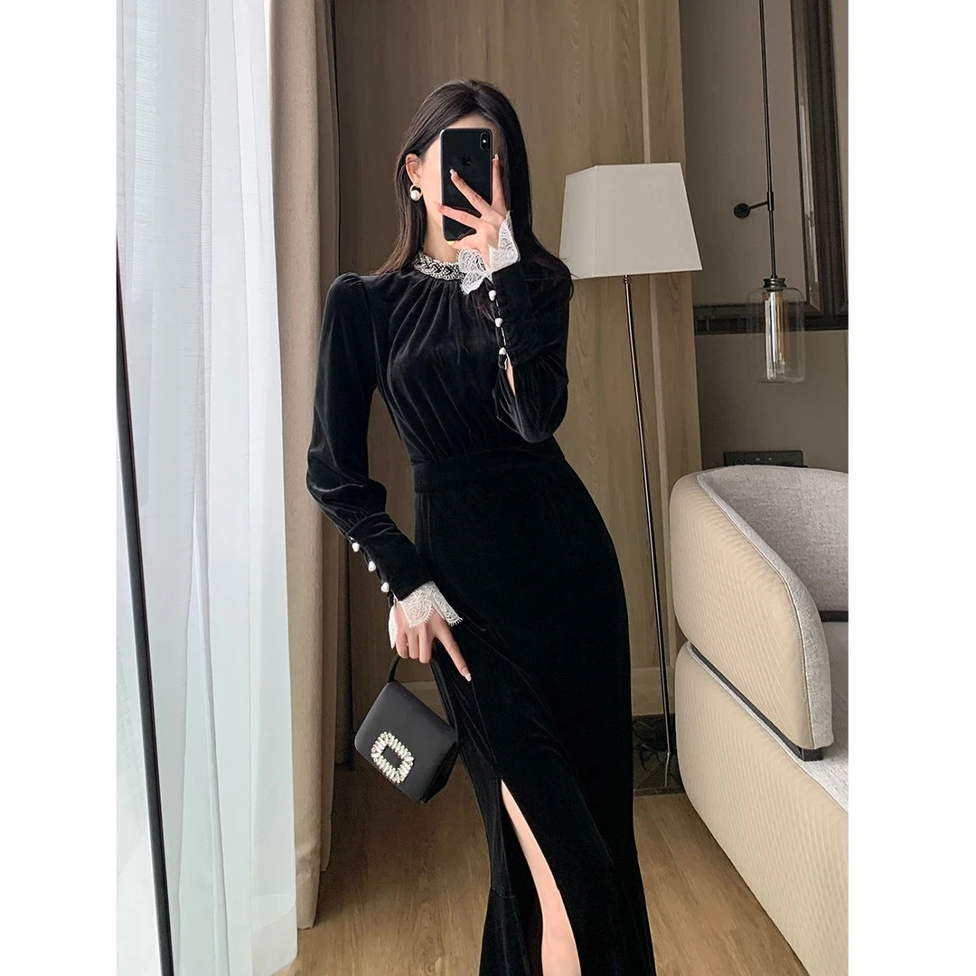 黑色丝绒连衣裙女2025秋冬新款法式复古赫本风开叉长裙子蕾丝拼接