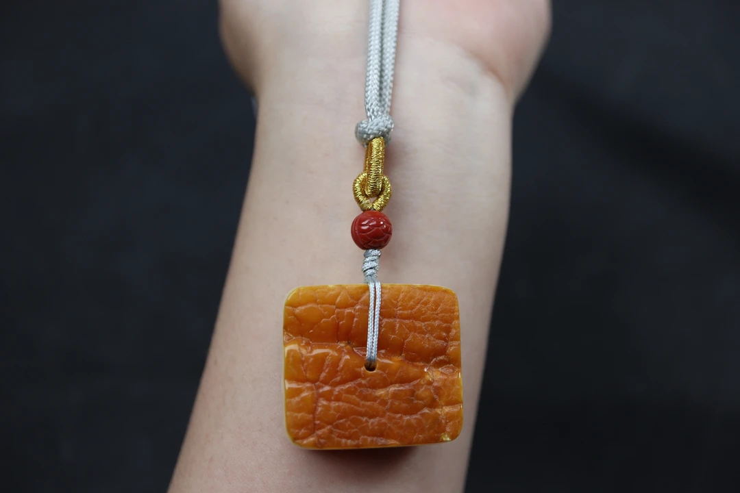 白花蜡蜜蜡原石藏扣吊坠，有点微瑕疵，裸重10.26g，