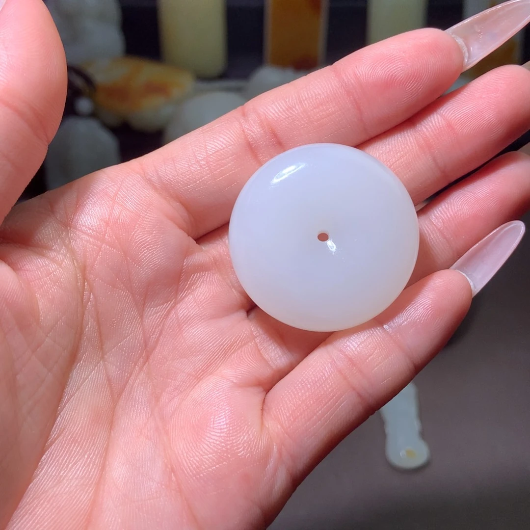 和***美和田玉未镶嵌颈饰