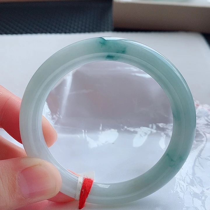 翡翠手镯未镶嵌55.5圈口飘绿圆条手镯